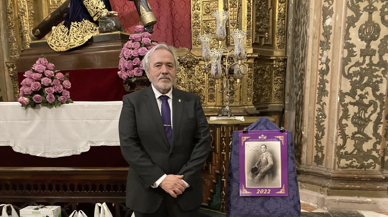 El hermano mayor, Juan Raael Cabezas, junto a un ejemplar del calendario