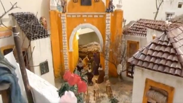 En vídeo: el Belén inspirado en Andalucía cuyo pesebre es el Arco de la Macarena, triunfa en redes sociales