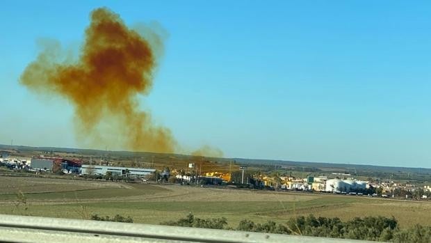 La Junta investiga la composición de la nube tóxica generada en la explosión en una planta Niebla