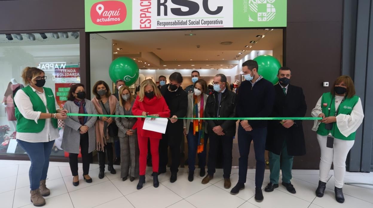 Inauguración de la tienda solidaria de la AECC