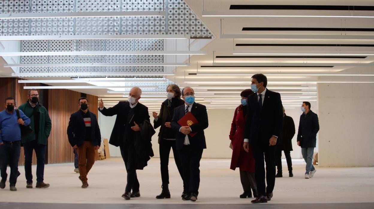 El ministro de Cultura, Miguel Iceta, durante su visita la pasada semana a la Biblioteca de los Patos