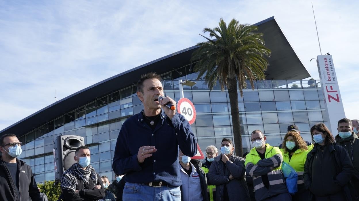 Protesta de trabajadores de Nissan a las puertas de la zona franca de Barcelona