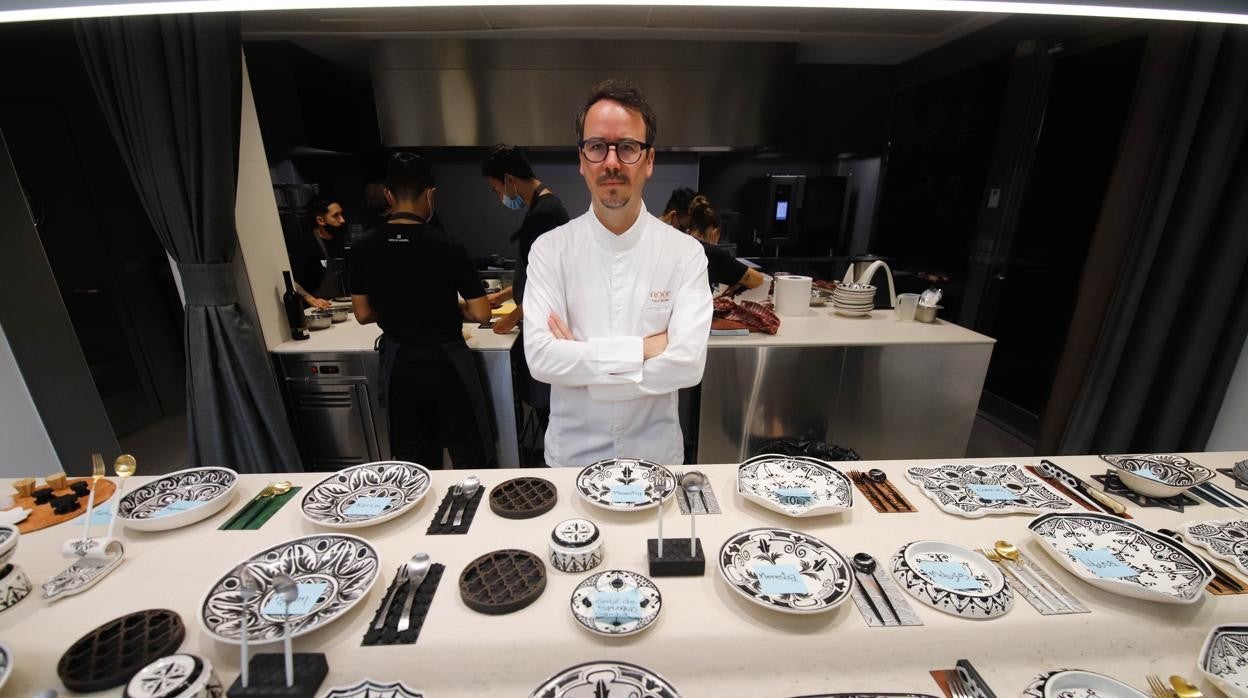 Paco Morales en la cocina de Noor su restaurante con dos Estrellas Michelín