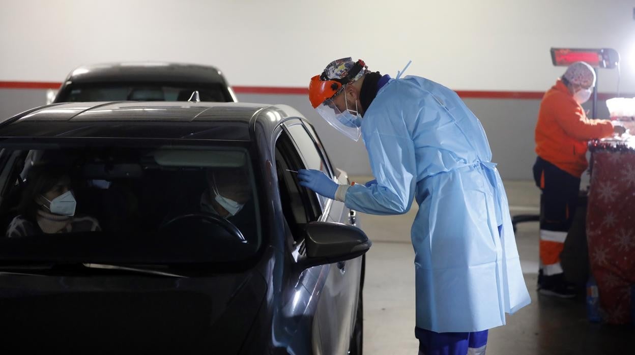 Una persona se somete a un prueba en el autoCovid del centro de salud Castilla del Pino la pasada semana