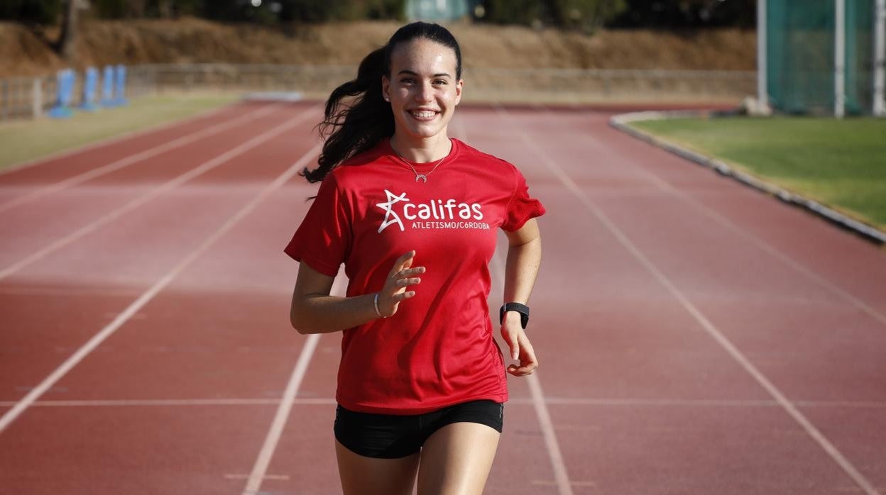 La velocista cordobesa Carmen Avilés trota con la camiseta de Los Califas en El Fontanar