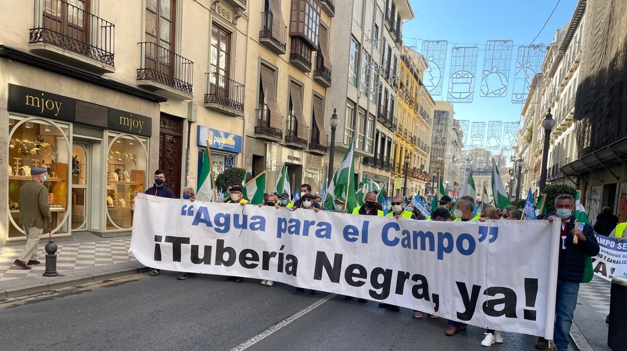 Imagen de la manifestación de este miércoles en Granada por las infraestructuras de la Costa