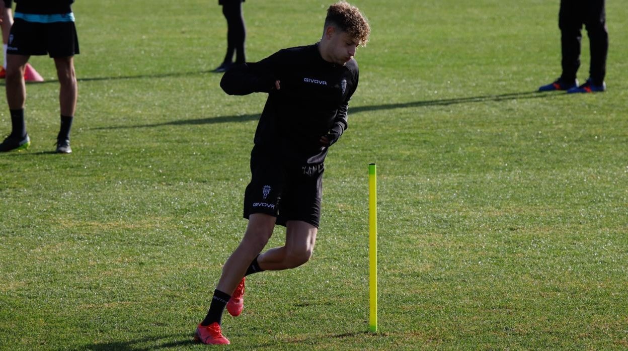 Simo trota en un ejercicio en un entrenamiiento del Córdoba CF