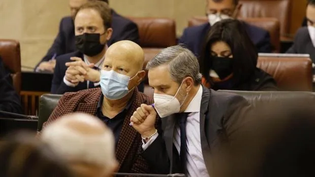 Al consejero Imbroda se le saltan las lágrimas tras darle ánimo un diputado del PSOE en su lucha contra un cáncer