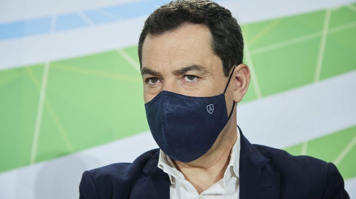 El presidente de la Junta, Juanma Moreno, con mascarilla