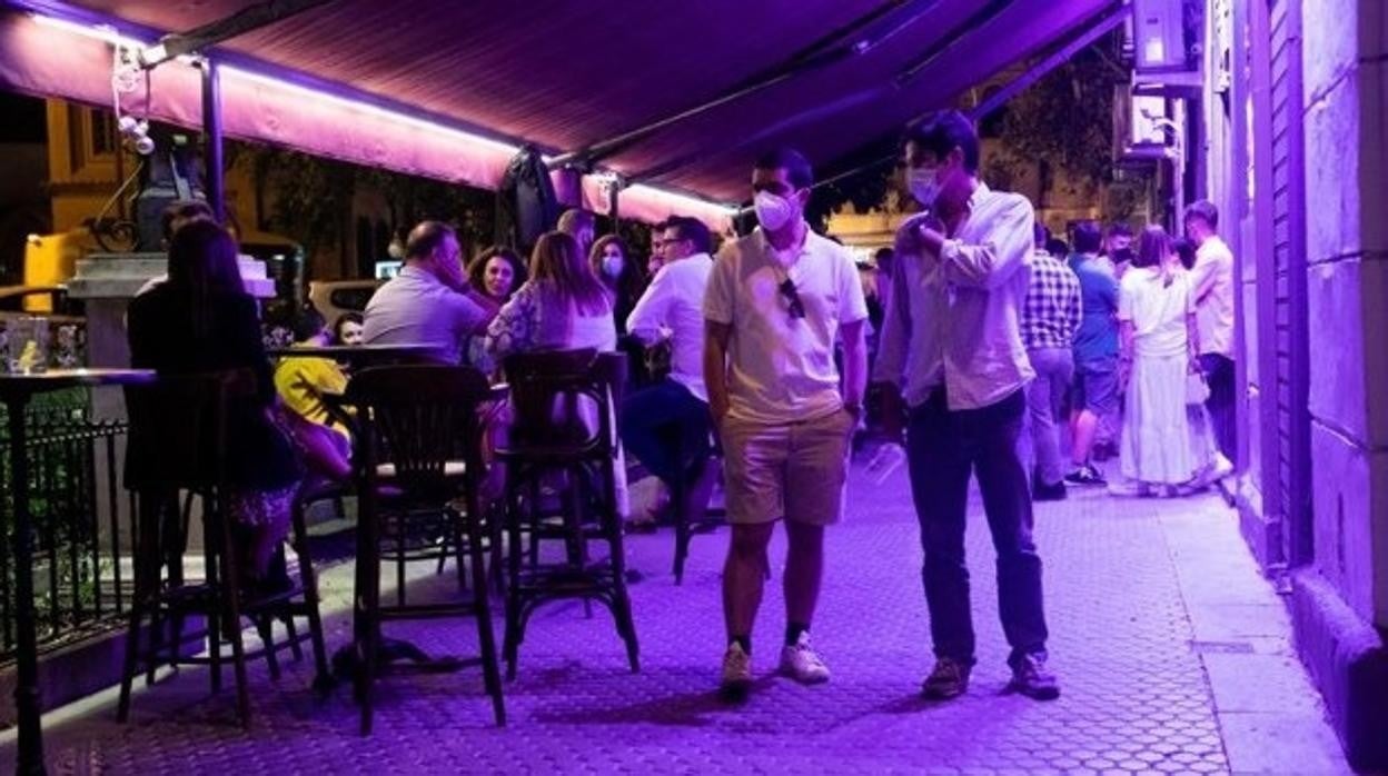 Ambiente tras el fin del estado de alarma en bares de copas del Paseo Colón en Sevilla