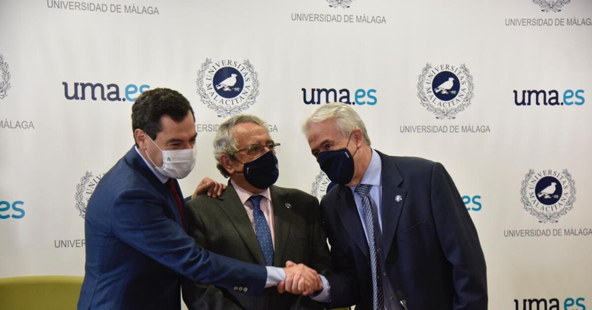 El presidente andaluz, Juanma Moreno; el rector de la Universidad de Málaga, José Ángel Narváez; y el catedrático Emilio Alba, este viernes en Málaga