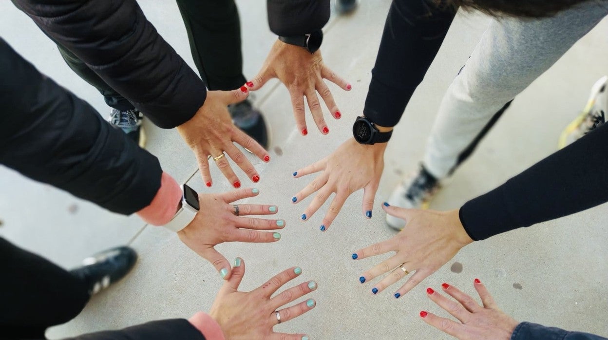 Los profesores muestran las uñas pintadas para la campaña de apoyo al alumno