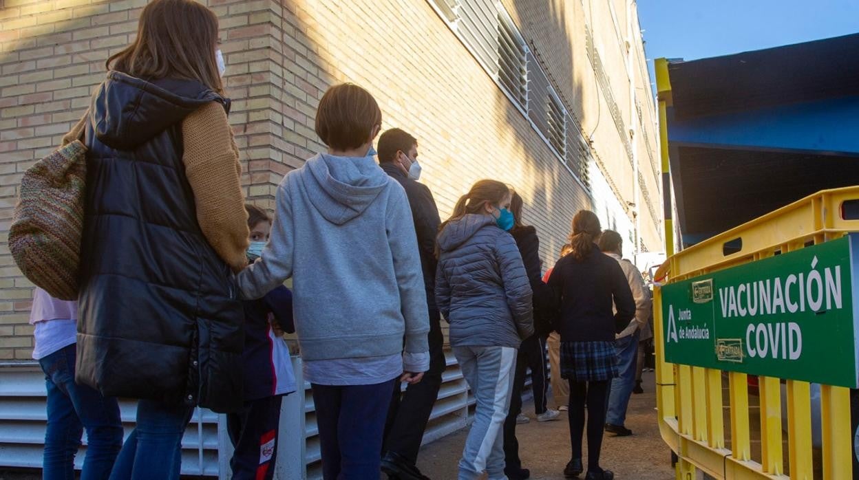 Niños acudiendo a un centro de vacunación en Sevilla