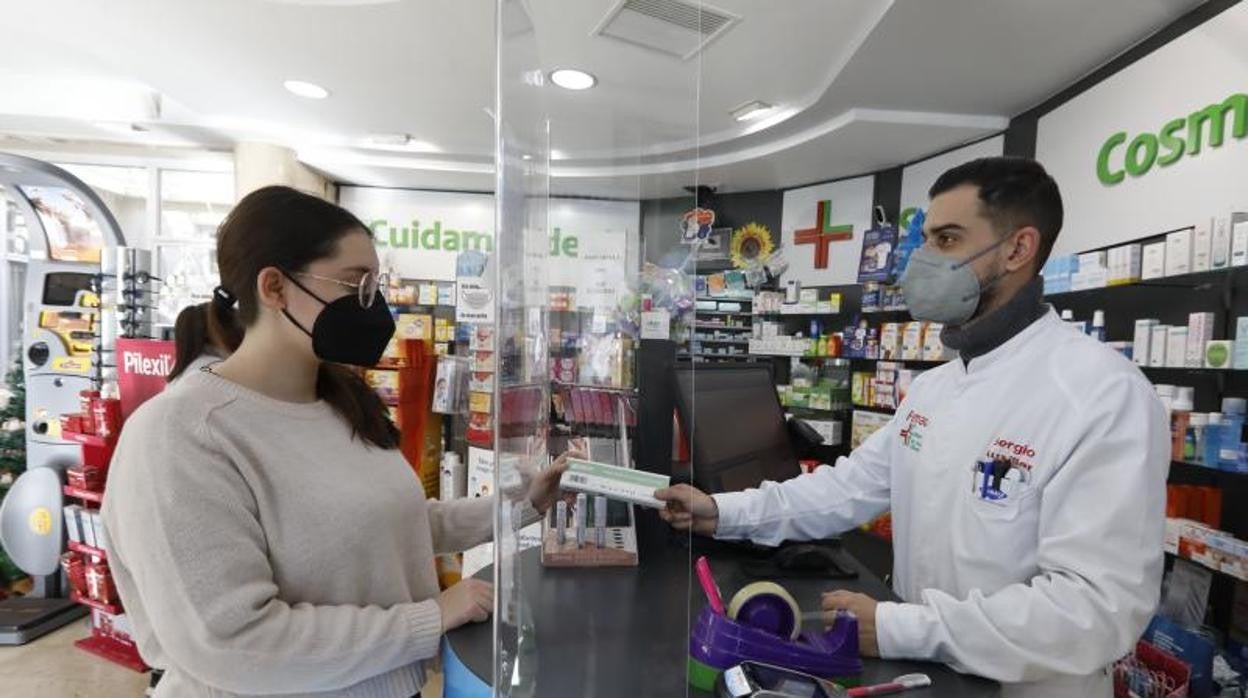 Venta de un test de autodiagnóstico en una farmacia de Córdoba esta semana