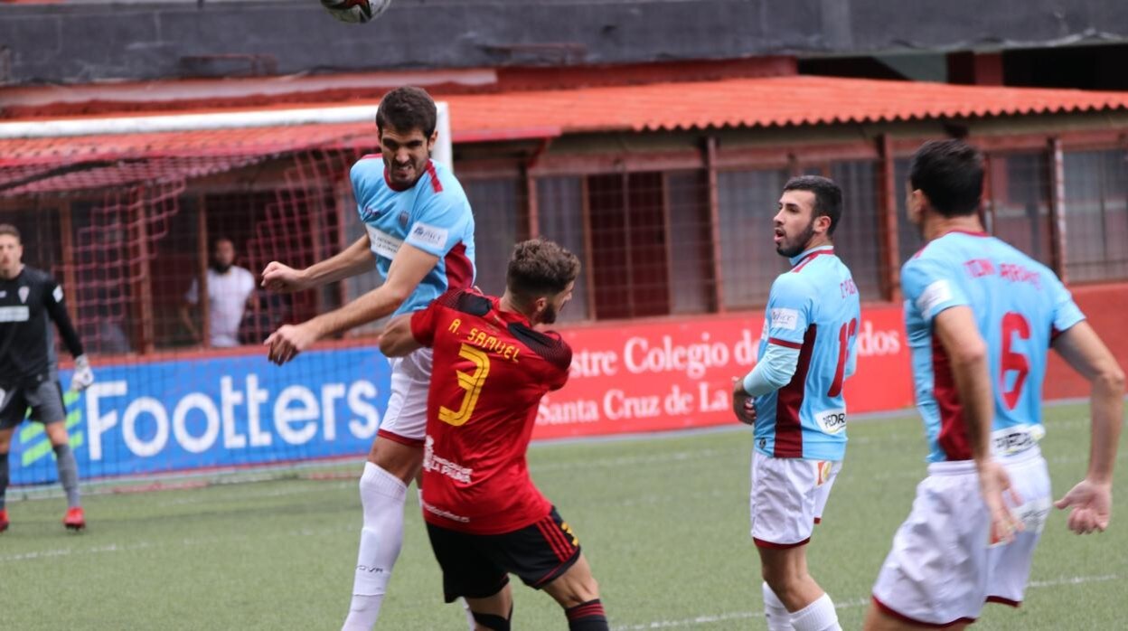 El central del Córdoba Bernardo Cruza anotó el gol blanquiverde tras una falta