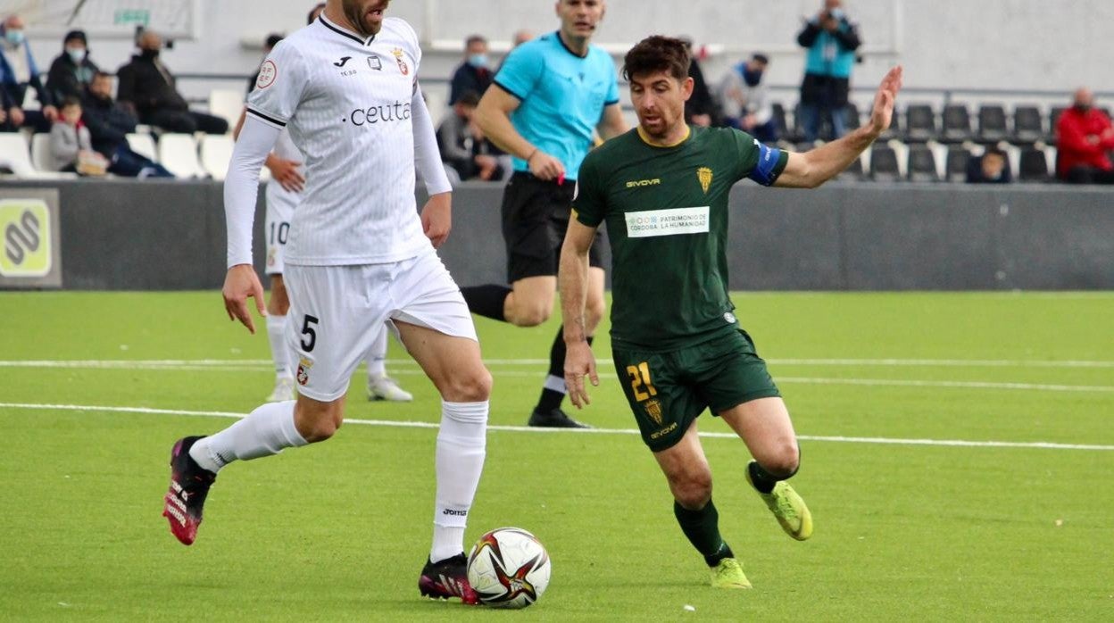 Javi Flores controla del balón ante el Ceuta