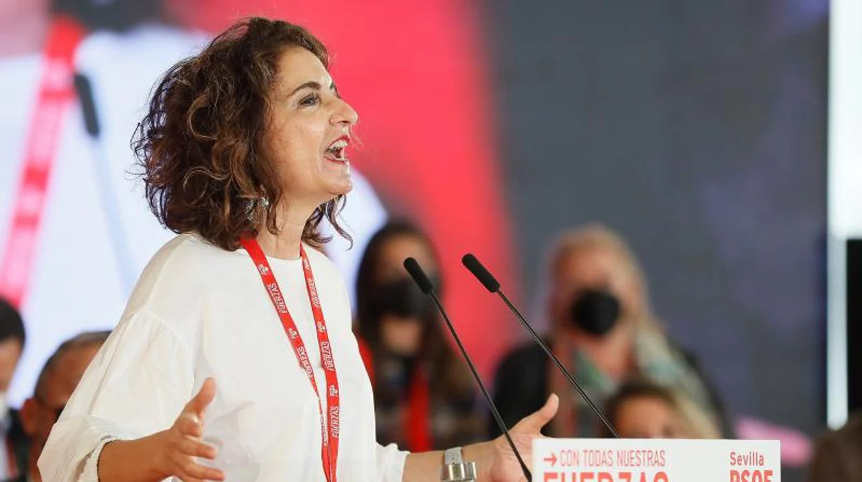 La ministra de Hacienda y Función Pública, María Jesús Montero, interviene durante la clausura del congreso del PSOE de Sevilla este domingo 19 de diciembre