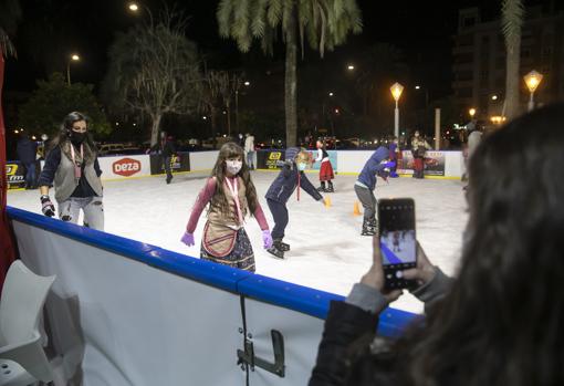 Pista de patinaje junto al centro comercial Zoco