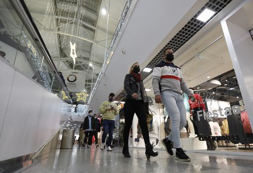 Interior del centro comercial El Arcángel