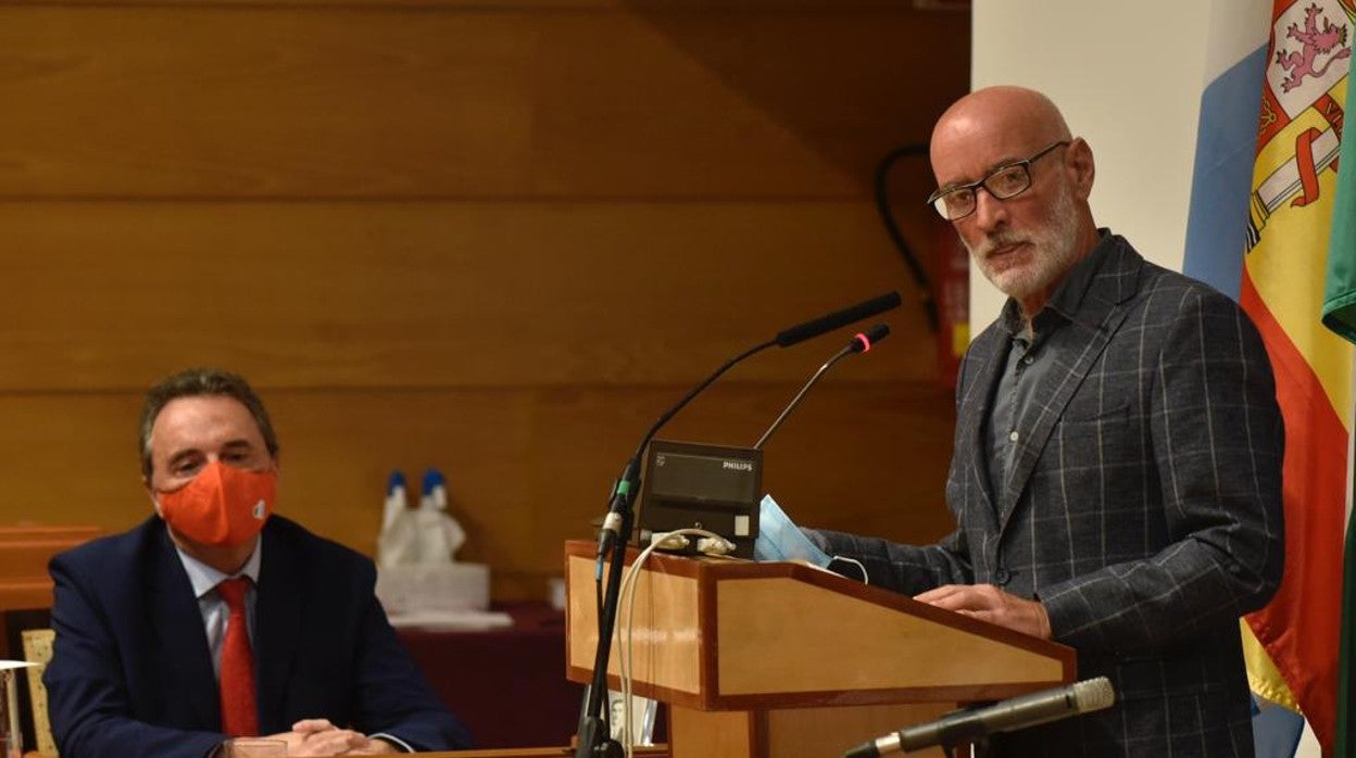 Nicolás de Miguel en su intervención con el socialista José Ortiz a su lado