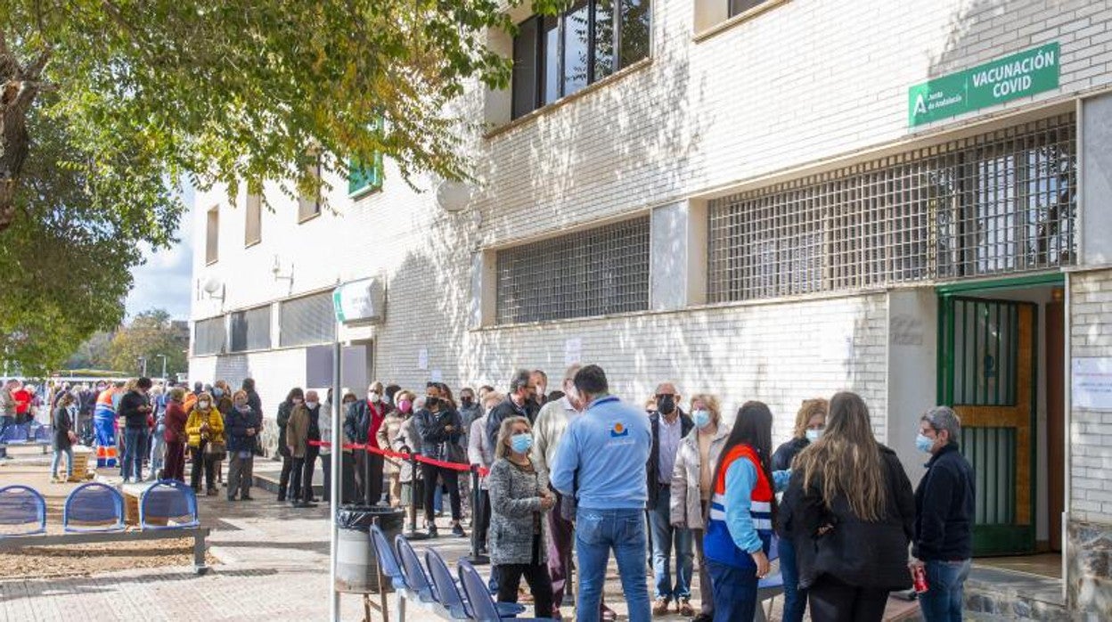 Personas hacen cola para vacunarse contra el Covid en un centro de Sevilla