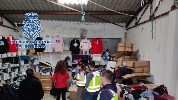 Cuatro detenidos en Jaén por falsificar a gran escala ropa de marca que se  vendía en los mercadillos