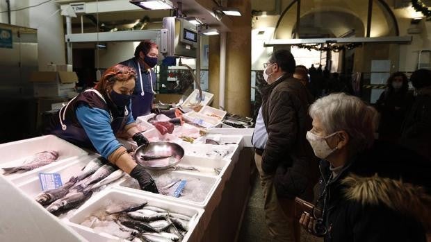 Los cordobeses ultiman las compras para las comidas de Navidad que han sufrido un alza en los precios