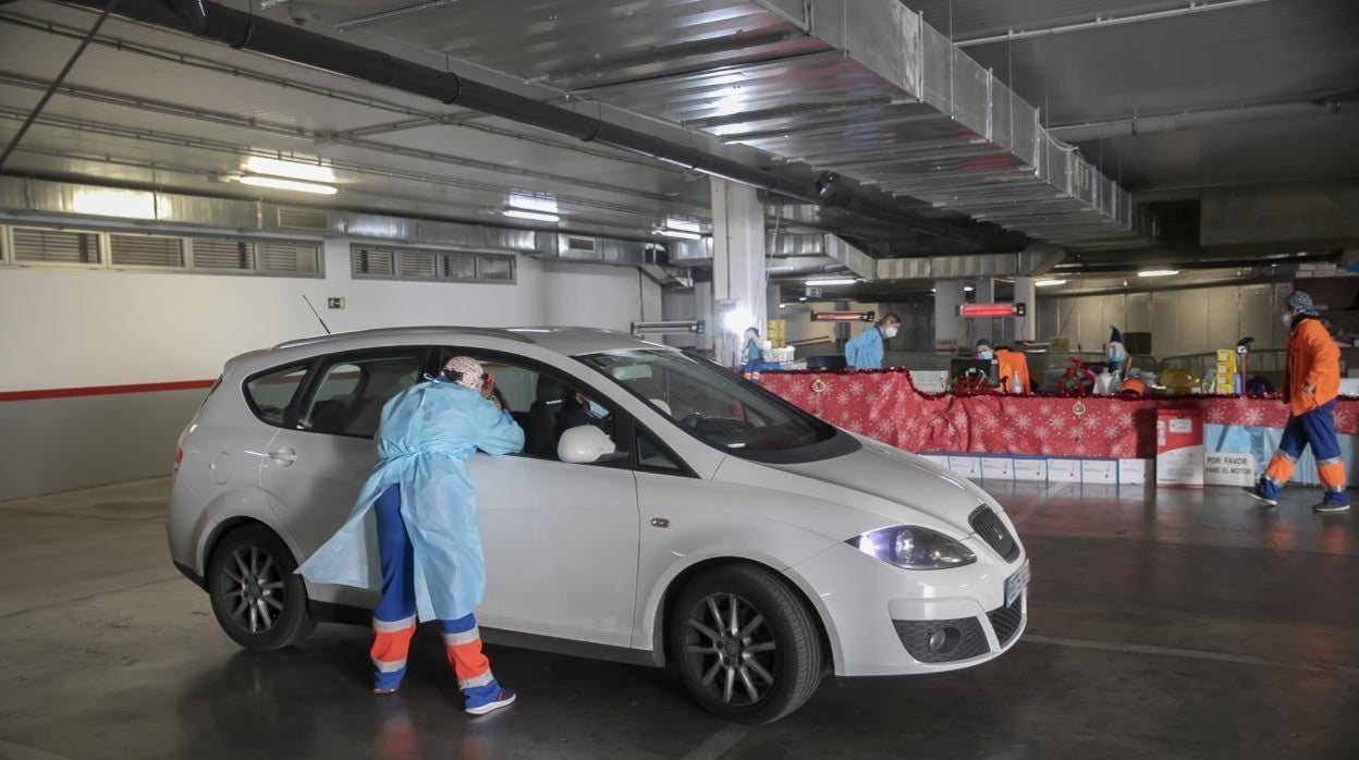 Una profesional sanitaria realiza una prueba en el 'autoCovid' del centro de salud Castilla del Pino