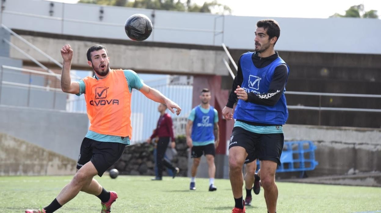 Carlos Puga y Bernardo Cruz pugnan por el balón, el martes, en el entrenamiento en La Palma