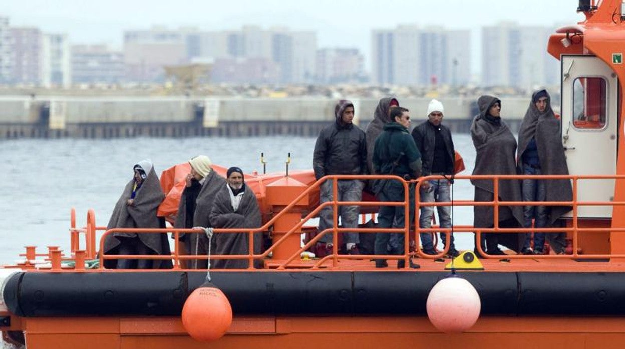 Imagen de hace un mes con inmigrantes llegando al al puerto de Almería