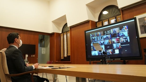 Juanma Moreno pide a Pedro Sánchez «blindar la Atención Primaria», «tensionada» en toda España por Ómicron