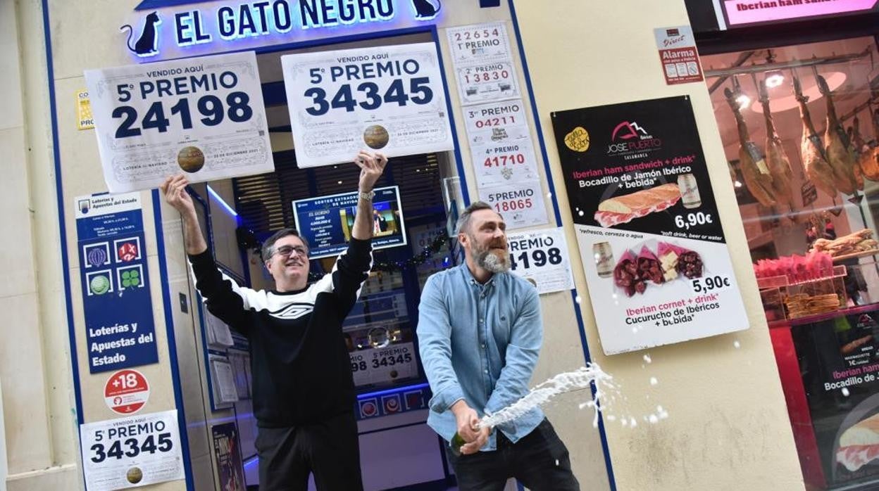 Dos quinto premios vendidos en la calle Granada de Málaga, en la Adminisración del gato negro