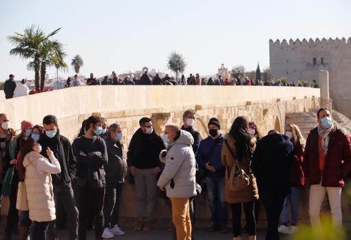 Ambiente turístico en la zona del Puente Romano de Córdoba