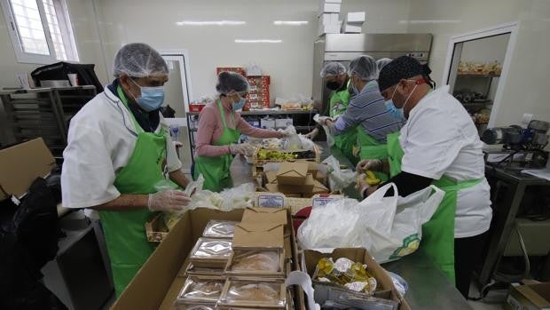 'Cocinillas' solidarios para elaborar 500 cenas de Nochebuena en Córdoba