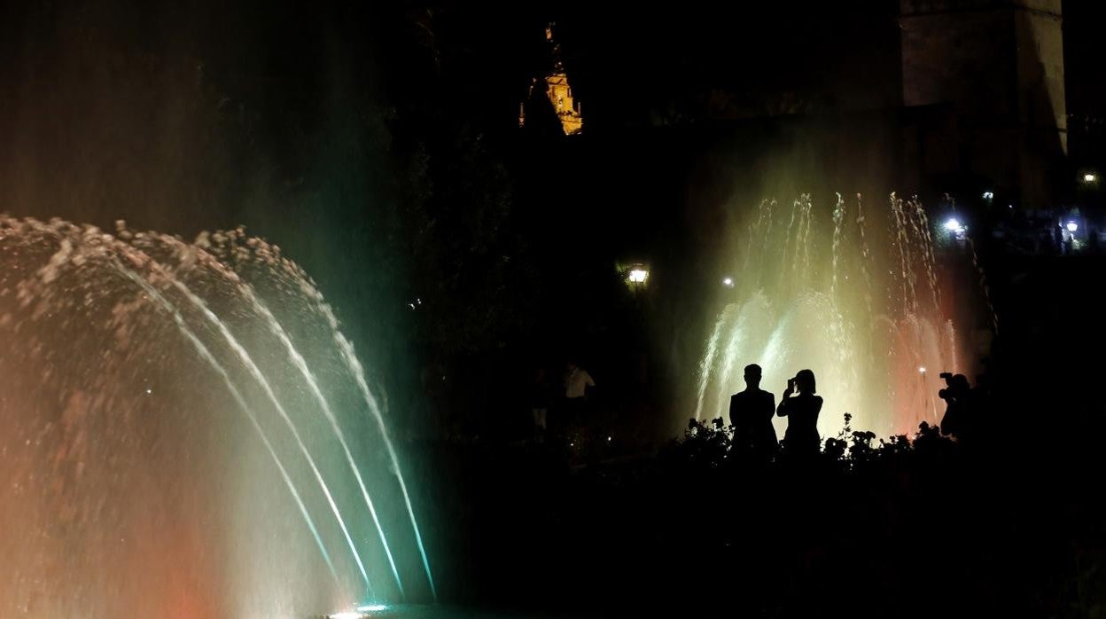 Turistas disfrutando del espectáculo del Alcázar durante su última etapa