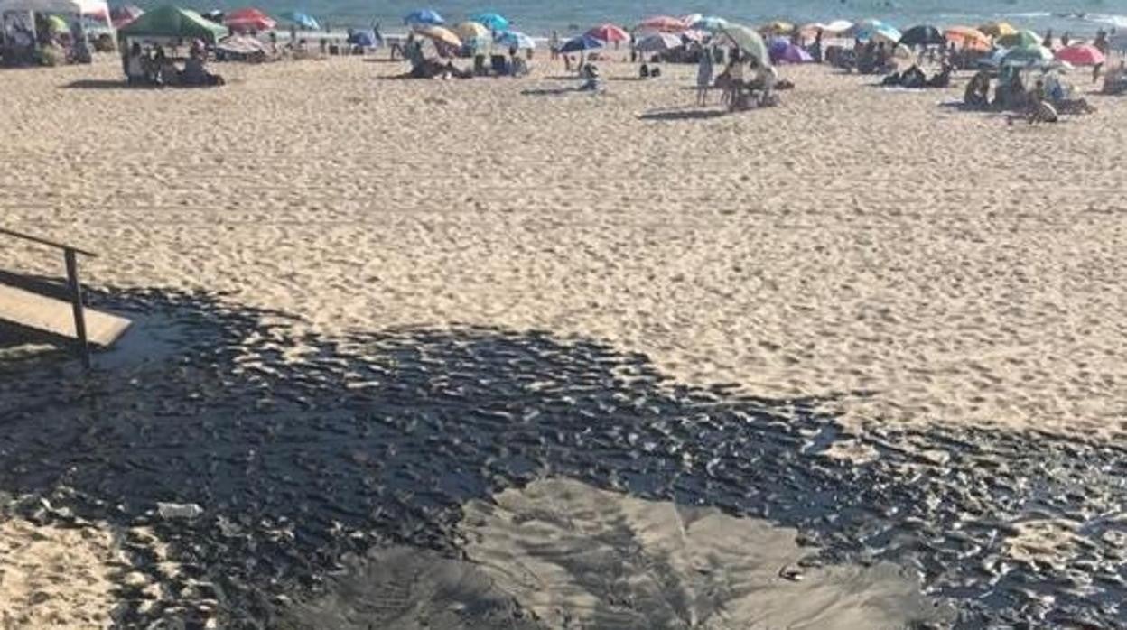 Vertido de aguas fecales en la playa de Matalascañas el pasdo verano