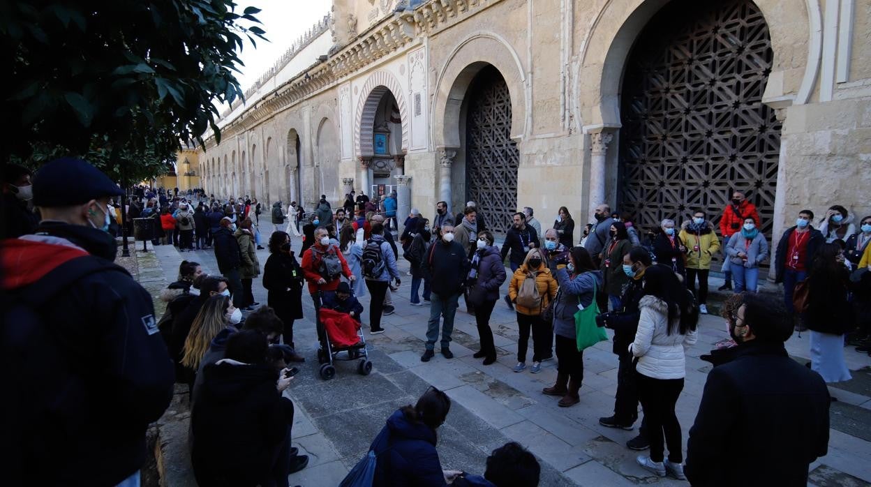 Una guía se dirige a un grupo de turistas en el Patio de los Naranjos de la Mezquita-Catedral