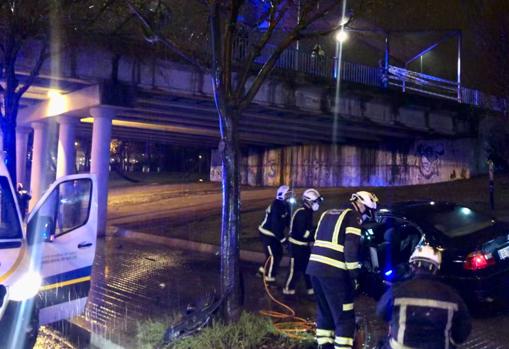 Accidente Córdoba | Herido grave el conductor de un coche tras caer desde el viaducto de Arroyo del Moro