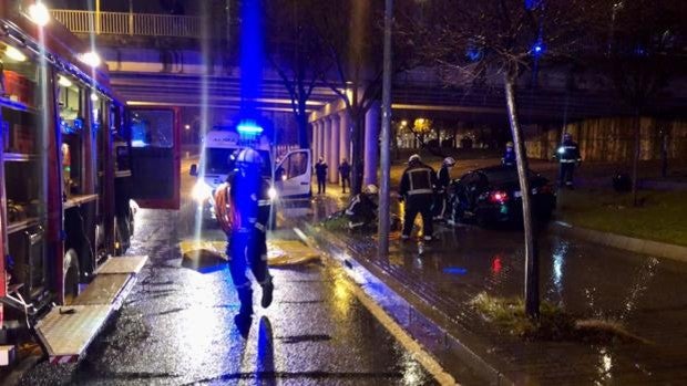 Accidente Córdoba | Herido grave el conductor de un coche tras caer desde el viaducto de Arroyo del Moro