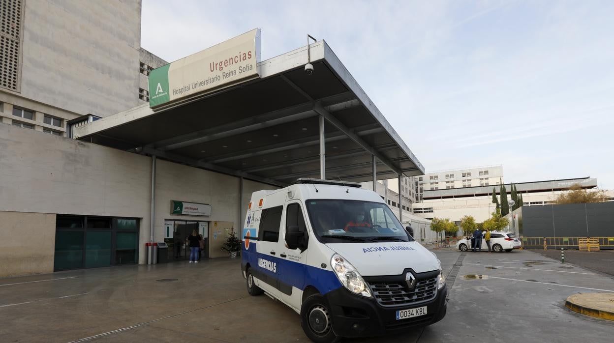 Una ambulancia, en el acceso de Urgencias del hospital Reina Sofía en Córdoba