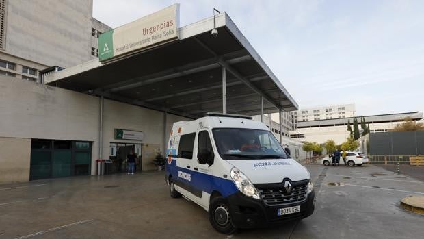 Accidente Córdoba | Un motorista, trasladado al Reina Sofía por una colisión con un coche en La Victoria