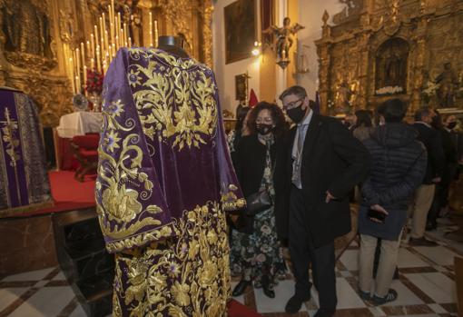 La nueva túnica de la Corona para el Señor de Pasión