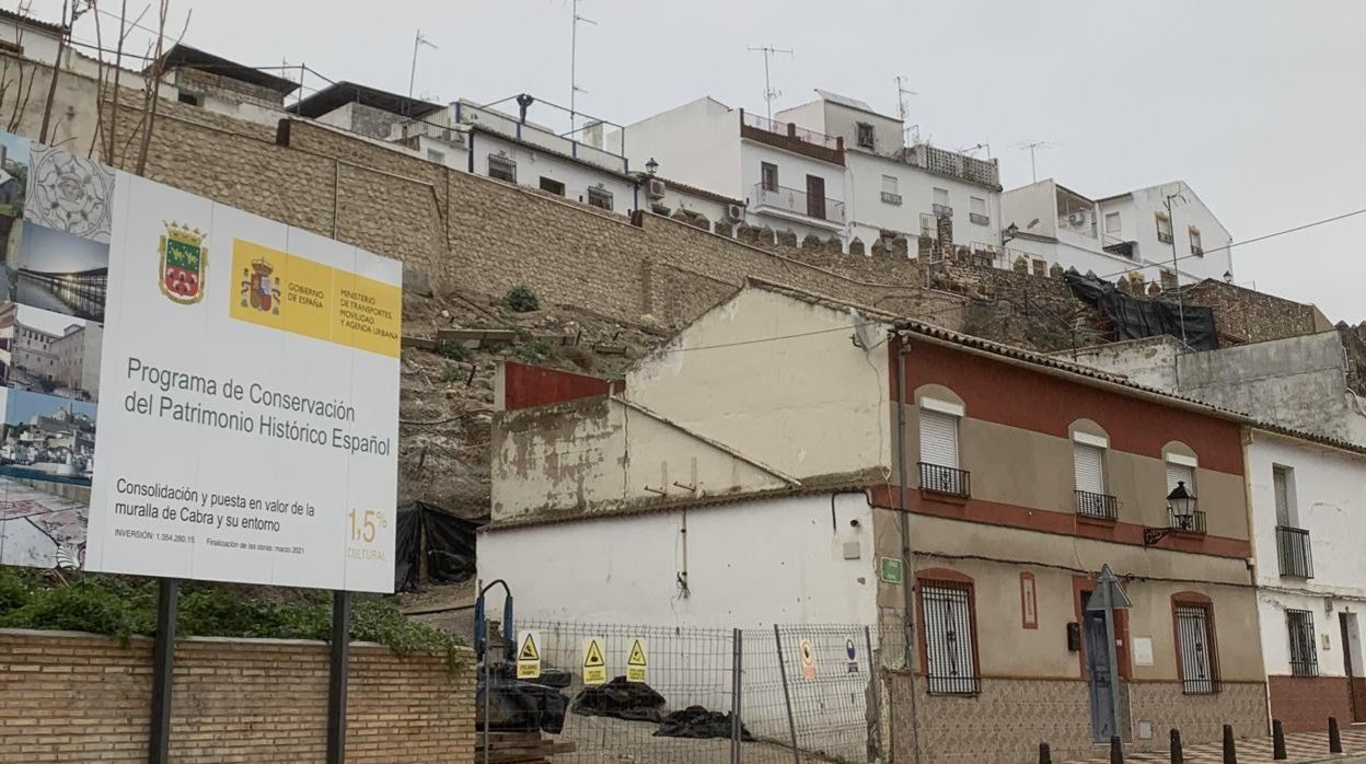 Cartel anunciador de los trabajos de restauración de la muralla medieval de Cabra