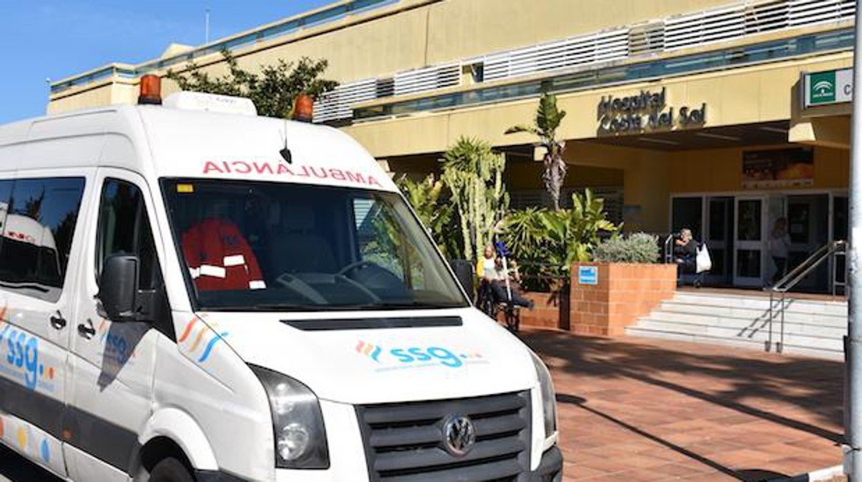 Ambulancia en la puerta del hospita Costa del Sol de Marbella