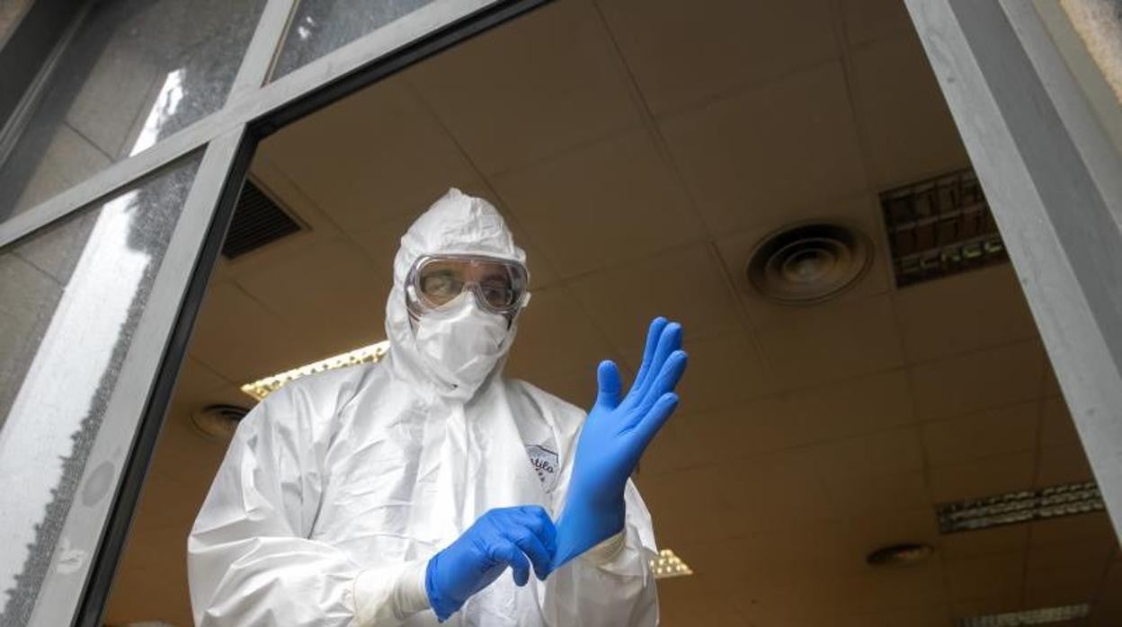 Un médico en el Hospital Universitario Reina Sofía de Córdoba