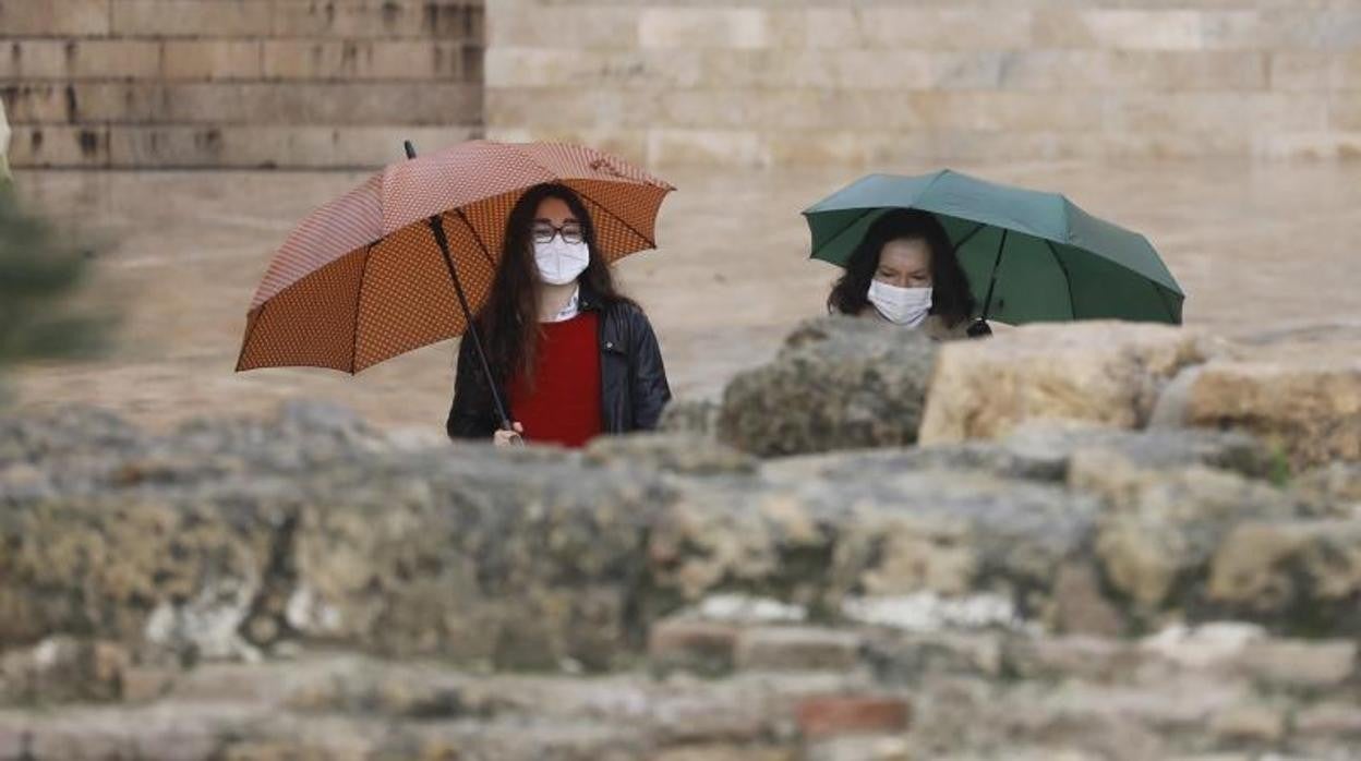 Dos mujeres pasean bajo la lluvia en Córdoba