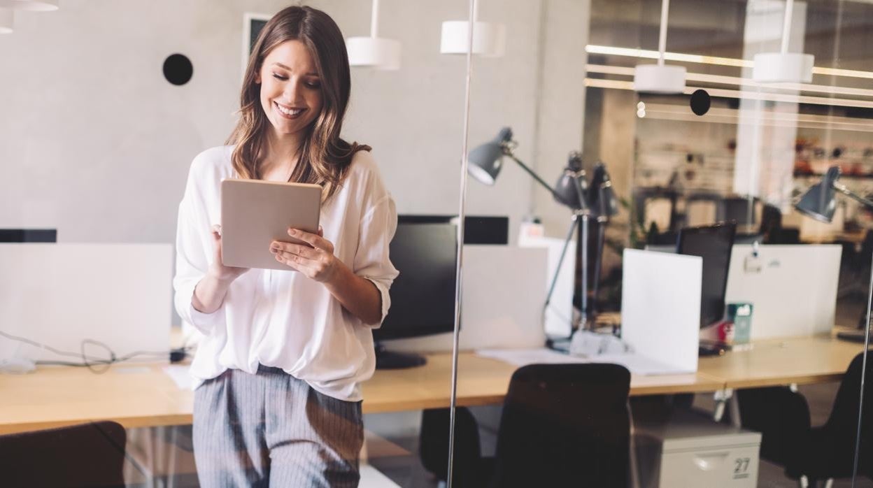 Una mujer consulta la app de BBVA en su tablet