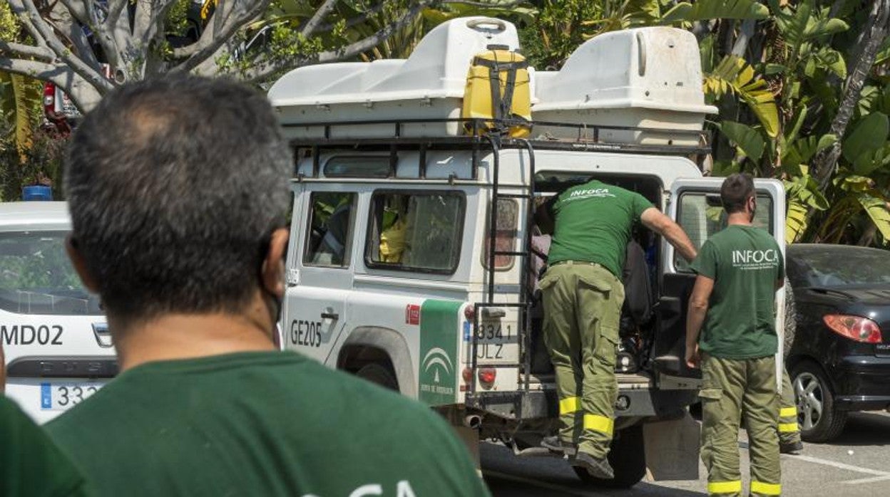 Miembros del Infoca se preparan en Málaga para atacar el incendio de Sierra Bermeja