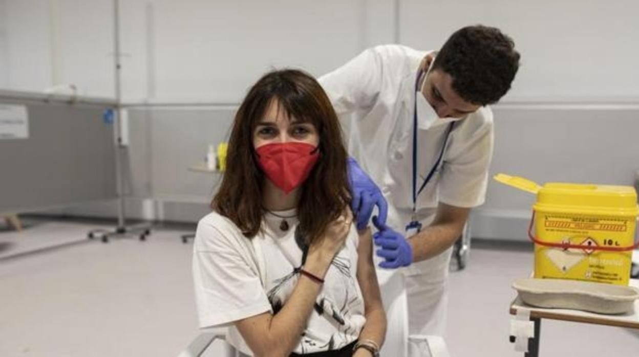 Una mujer recibe la vacuna contra el Covid