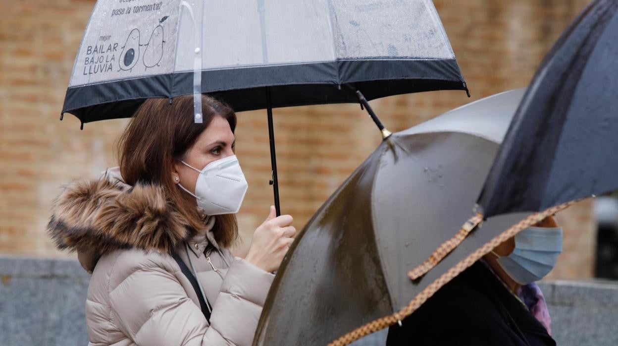 Una joven con mascarilla por la calle